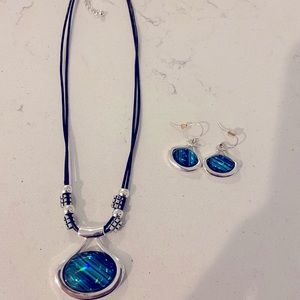 BEAUTIFUL NECKLACE & EARRING SET!